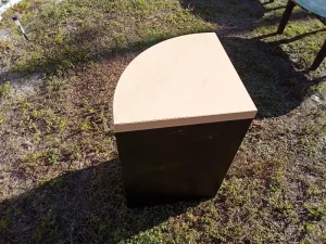 Space-saving corner end table / shelf unit with a curved top and open shelving. Ideal for small rooms, living areas, bedrooms, or offices. Perfect for books, décor, plants, or everyday storage. Gently used.