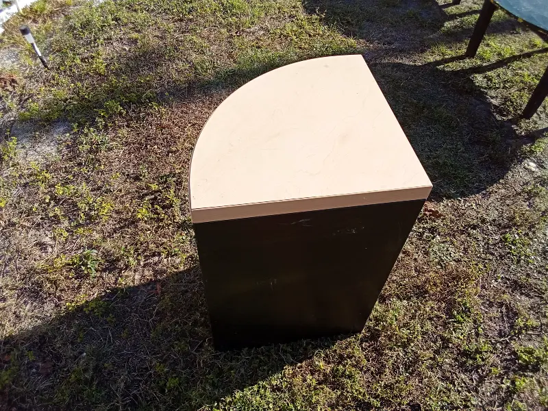 Space-saving corner end table / shelf unit with a curved top and open shelving. Ideal for small rooms, living areas, bedrooms, or offices. Perfect for books, décor, plants, or everyday storage. Gently used.