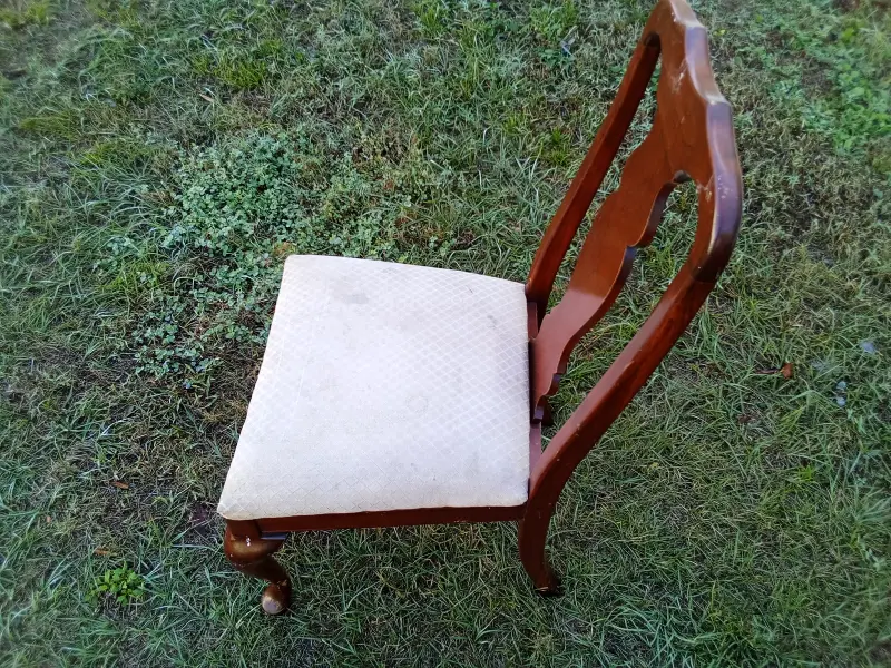 Classic real wood kitchen chair in a mahogany finish with a tan / beige upholstered seat. Traditional design suitable for kitchens, dining rooms, breakfast nooks, or as an accent chair. Sturdy construction, gently used.