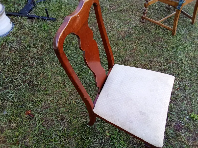 Classic real wood kitchen chair in a mahogany finish with a tan / beige upholstered seat. Traditional design suitable for kitchens, dining rooms, breakfast nooks, or as an accent chair. Sturdy construction, gently used.