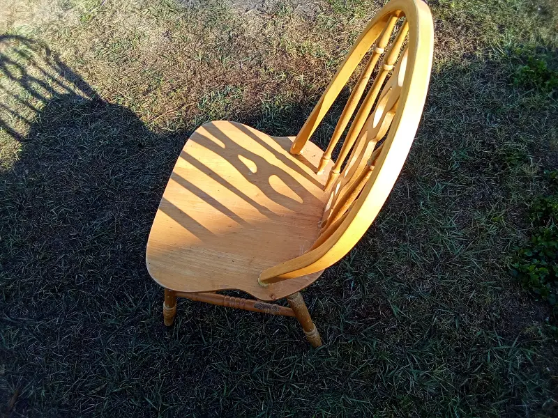 Classic real wood kitchen chair with a traditional spindle-back design and natural wood finish. Sturdy and lightweight, ideal for kitchens, dining areas, breakfast nooks, or extra seating. Gently used. Sold individually.