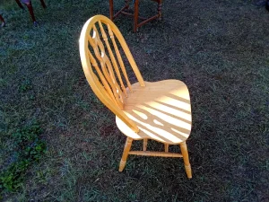 Classic real wood kitchen chair with a traditional spindle-back design and natural wood finish. Sturdy and lightweight, ideal for kitchens, dining areas, breakfast nooks, or extra seating. Gently used. Sold individually.