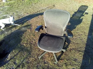 Comfortable black office chair with a breathable mesh back, padded seat, adjustable height, and rolling base. Ideal for home offices, workstations, or student desks. Smooth-rolling casters and supportive armrests. Gently used. 💲 $30 donation requested