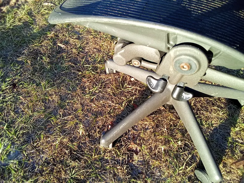 Comfortable black office chair with a breathable mesh back, padded seat, adjustable height, and rolling base. Ideal for home offices, workstations, or student desks. Smooth-rolling casters and supportive armrests. Gently used. 💲 $30 donation requested