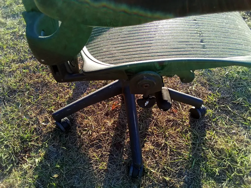 Comfortable black office chair with a breathable mesh back, padded seat, adjustable height, and rolling base. Ideal for home offices, workstations, or student desks. Smooth-rolling casters and supportive armrests. Gently used. 💲 $30 donation requested