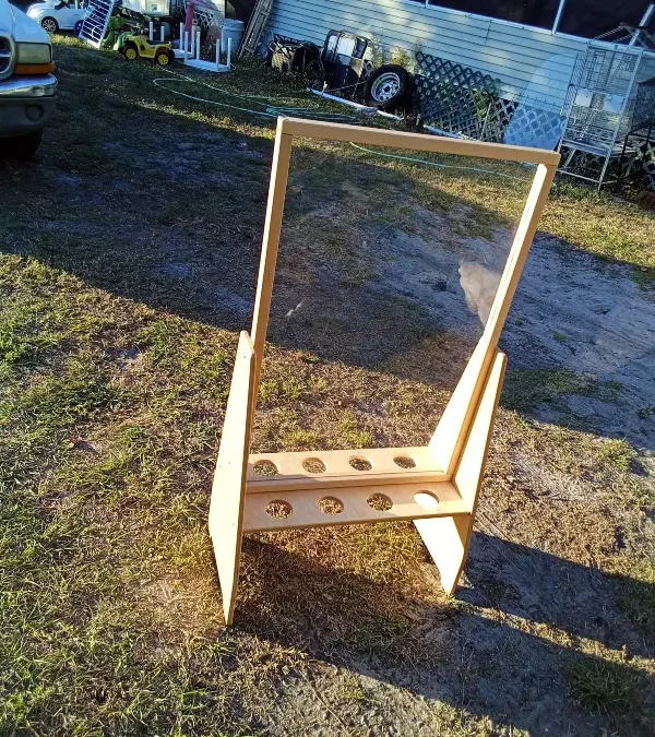 Sturdy plexiglass easel with built-in holes for holding art supplies such as paint cups, brushes, or markers. Ideal for kids’ art, classrooms, therapy settings, studios, or creative play. Solid construction and in great shape. 💲 $40 donation requested