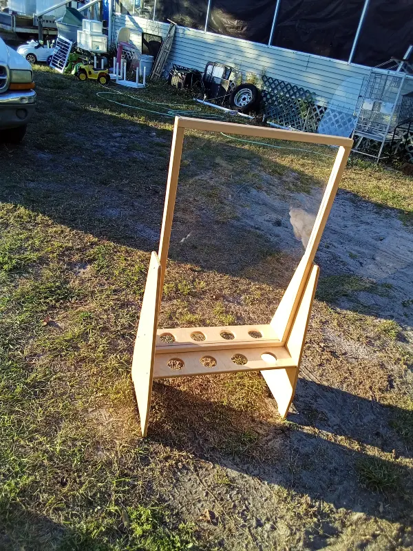 Sturdy plexiglass easel with built-in holes for holding art supplies such as paint cups, brushes, or markers. Ideal for kids’ art, classrooms, therapy settings, studios, or creative play. Solid construction and in great shape. 💲 $40 donation requested