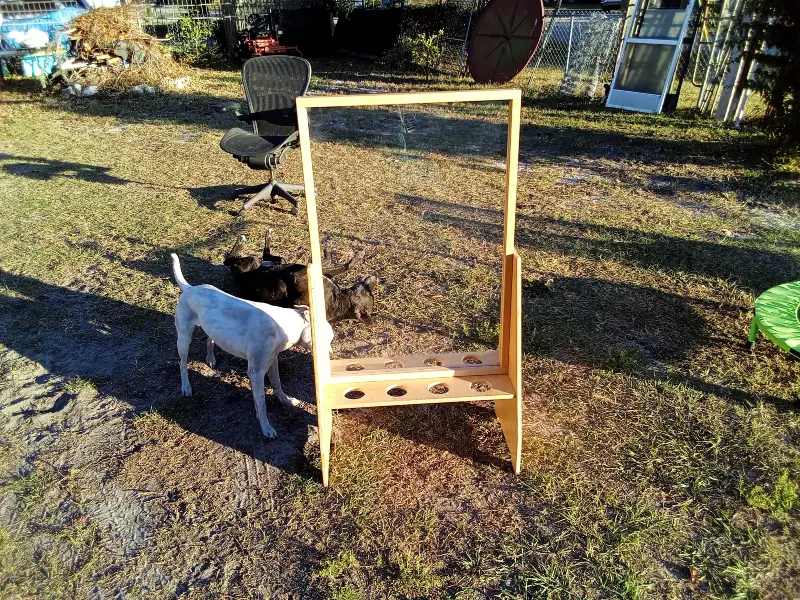 Sturdy plexiglass easel with built-in holes for holding art supplies such as paint cups, brushes, or markers. Ideal for kids’ art, classrooms, therapy settings, studios, or creative play. Solid construction and in great shape. 💲 $40 donation requested