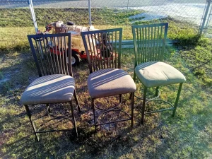 Set of modern metal chairs in a black finish with comfortable padded seats. Sleek vertical-slat backs and sturdy metal frames make them ideal for dining areas, kitchen islands, cafés, or extra seating. Gently used. 3 chairs available – sold individually. 💲 $20 donation requested (each)