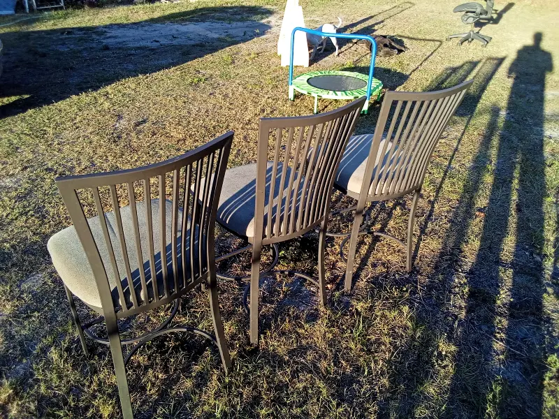 Set of modern metal chairs in a black finish with comfortable padded seats. Sleek vertical-slat backs and sturdy metal frames make them ideal for dining areas, kitchen islands, cafés, or extra seating. Gently used. 3 chairs available – sold individually. 💲 $20 donation requested (each)
